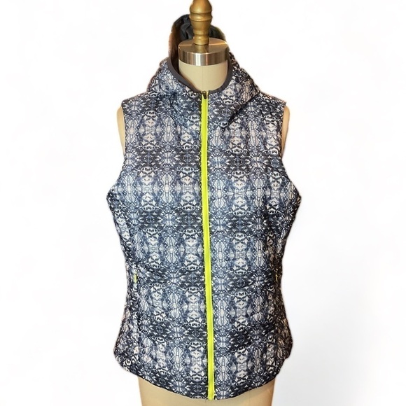 Title Nine Blue Print Hooded Quilted Vest Size Medium EUC - Picture 1 of 13